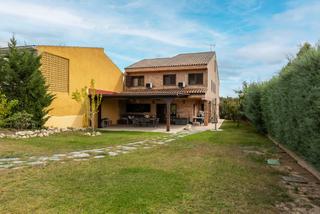 Chalet  Plaza de los almendros. Magnífico chalet con habitación en planta y placas solares