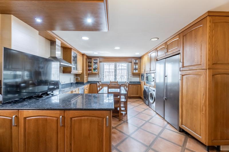 Foto 4ea32a07-26f2-4e4f-91fb-7879c08b0e22. Chalet avec cheminée chauffage parking piscine dans Arroyomolinos