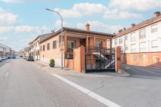 Casa aparellada  Calle ramón y cajal. Capital home vende espectacular chalet