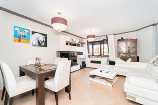 Pis  Calle murillo. Fantastico piso de 4 dormitorios en urbanización con piscina
