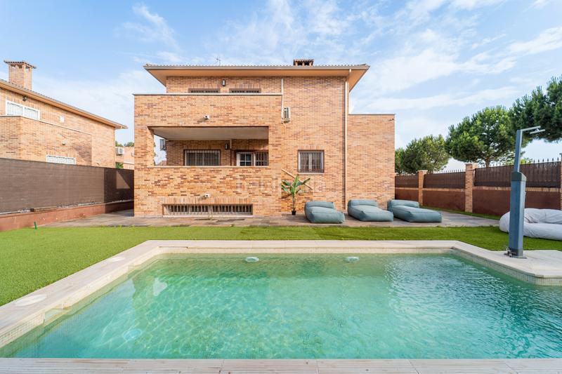 Foto f525609c-a96b-48eb-b553-382eee40fcff. Chalet avec cheminée chauffage parking piscine dans Griñón