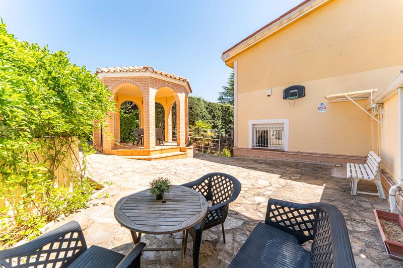 Foto 436c987d-6ff3-44af-ad0f-c625dcc11b2c. Casa pareada capital home vende en exclusiva fantastico chalet pareado con piscina en los peñascales en Torrelodones