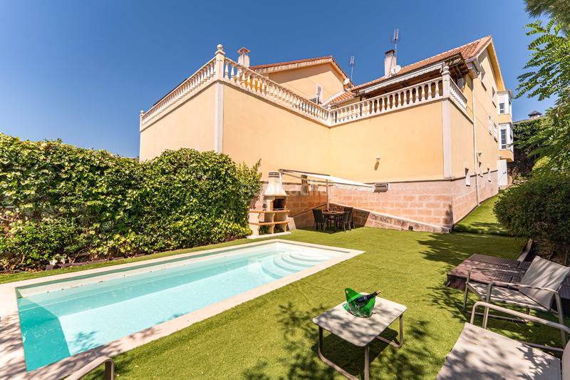 Foto 6863a53c-7ce7-42a8-928b-0015dc6c9d4c. Casa pareada capital home vende en exclusiva fantastico chalet pareado con piscina en los peñascales en Torrelodones