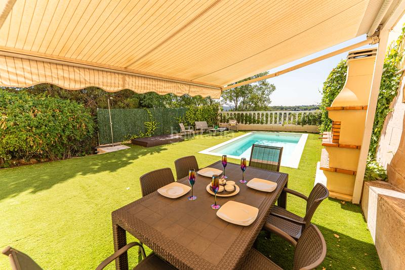 Foto 8f6a8d79-7b65-4f7a-9662-354e5fe5d06b. Casa pareada capital home vende en exclusiva fantastico chalet pareado con piscina en los peñascales en Torrelodones