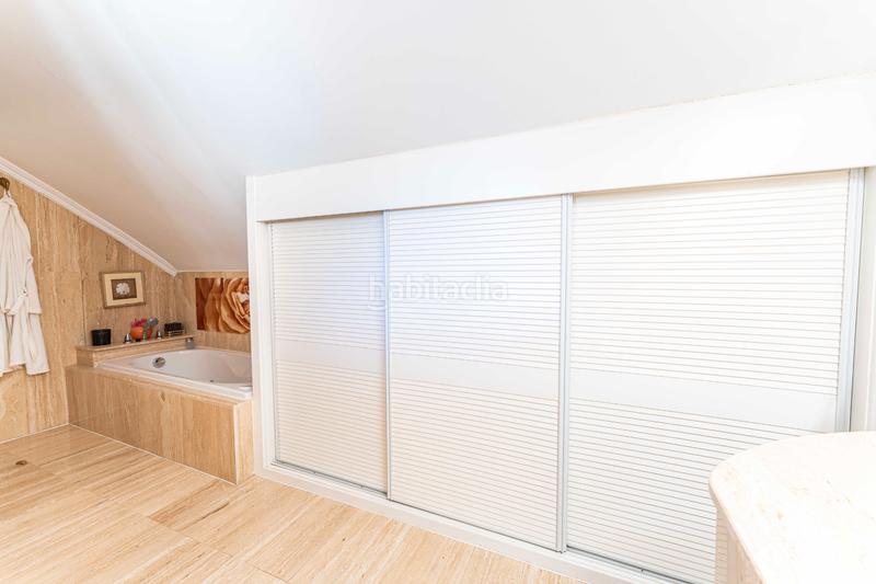 Foto dd66b346-ef3a-4861-8943-f545353b44ff. Casa pareada capital home vende en exclusiva fantastico chalet pareado con piscina en los peñascales en Torrelodones