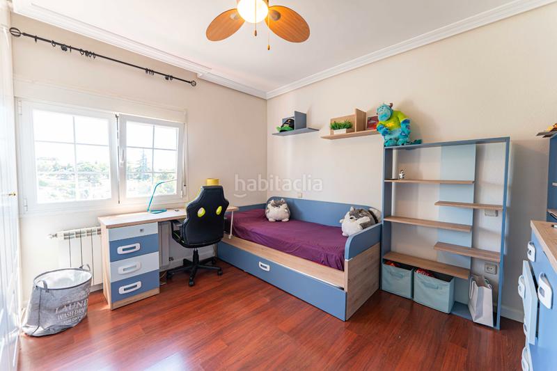 Foto f7da23c8-655a-4153-b3df-b94222197e3b. Casa pareada capital home vende en exclusiva fantastico chalet pareado con piscina en los peñascales en Torrelodones