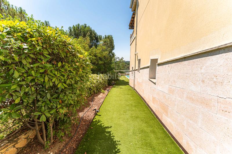 Foto ffa0fd4b-93a1-4676-9617-4a2c4b9ca194. Casa pareada capital home vende en exclusiva fantastico chalet pareado con piscina en los peñascales en Torrelodones