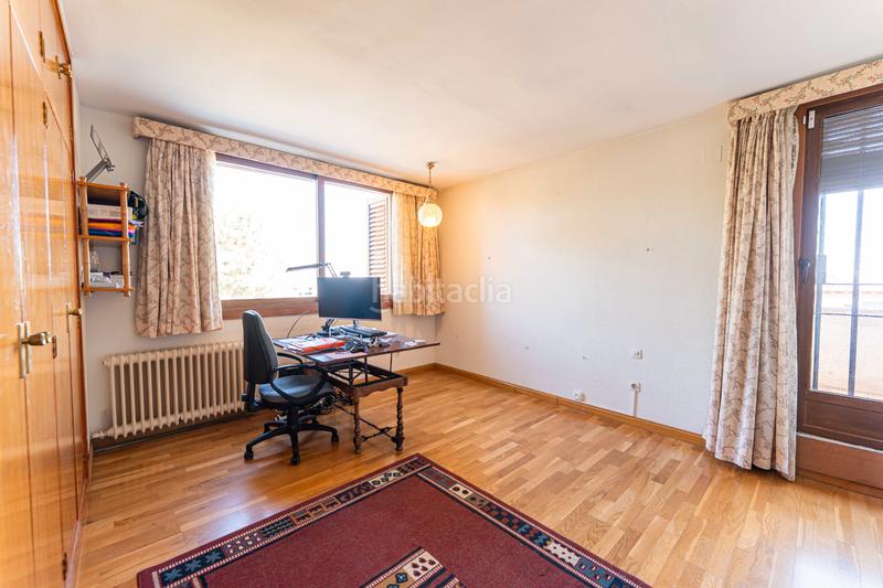 Foto 0dca1144-ed18-494e-8fd3-0bc4054e15c2. Xalet amb xemeneia calefacció aparcament piscina a Torrelodones