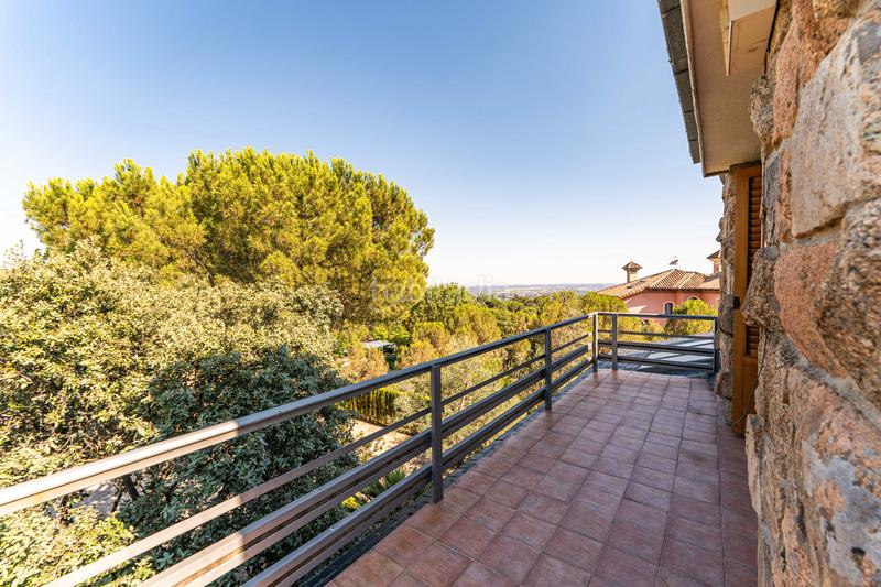 Foto 16bb5c3b-eecc-48f2-8c5e-7e22247bb263. Xalet amb xemeneia calefacció aparcament piscina a Torrelodones