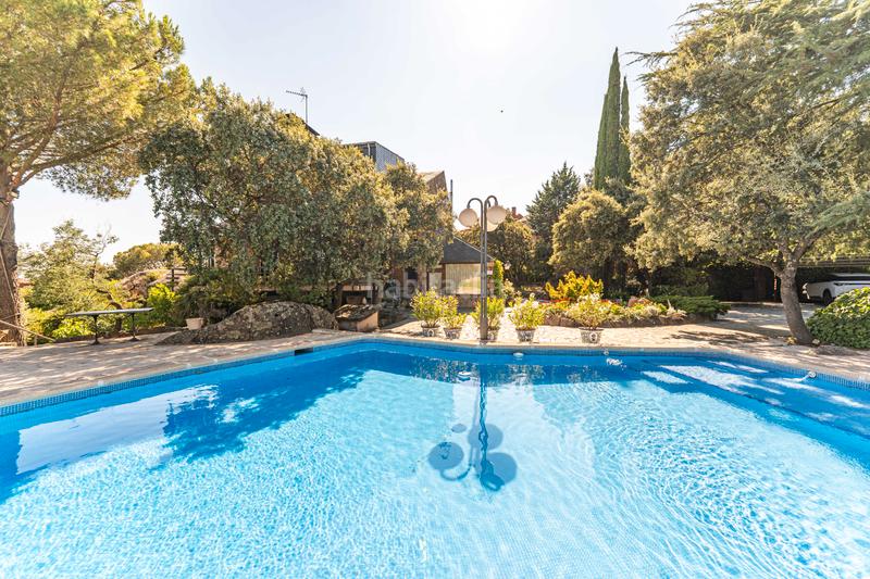 Foto 1df67a35-c6e7-48cd-b27a-366133663479. Xalet amb xemeneia calefacció aparcament piscina a Torrelodones