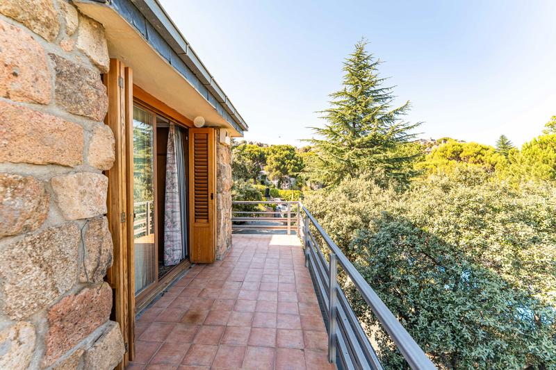 Foto 34a6f793-468a-441b-8e2c-b4b71786718b. Xalet amb xemeneia calefacció aparcament piscina a Torrelodones