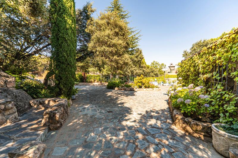 Foto 74e1dc17-b1fd-46db-b940-cea608525b12. Xalet amb xemeneia calefacció aparcament piscina a Torrelodones