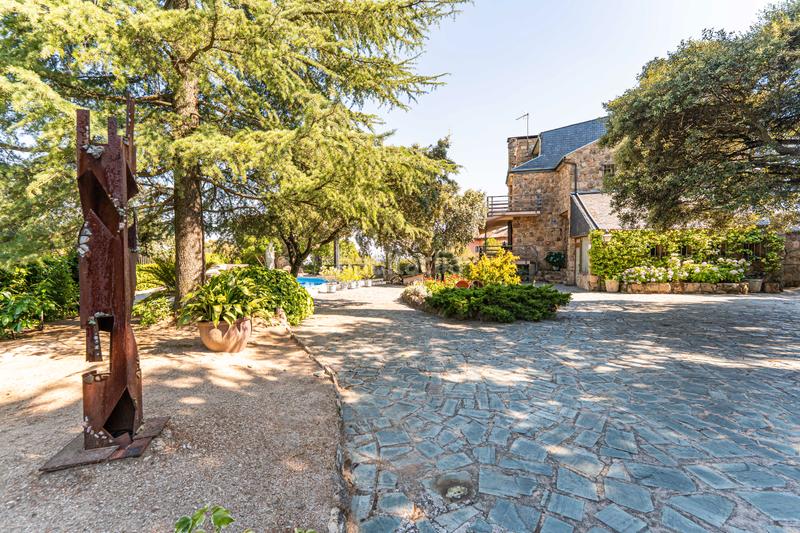 Foto d930b694-56d6-41e1-b720-5168fdacc6ac. Xalet amb xemeneia calefacció aparcament piscina a Torrelodones