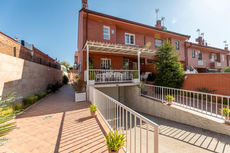 Foto aa9716ba-8ad0-4dc2-ac2d-53cfd47250bd. Casa aparellada amb calefacció aparcament piscina a Arroyomolinos