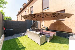 Ground floor  Calle ruiseñor. ¡espectacular bajo con jardin! capital home vende este exclusivo