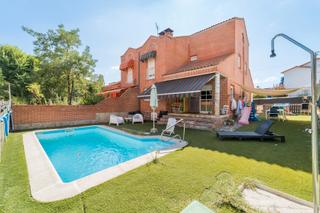 Xalet  Calle santiago apóstol. Capital home vende en exclusiva espectacular chalet en sevilla l
