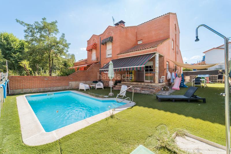 Foto de7a1943-3333-4769-abc2-33b326a39e76. Chalet con camino riscaldamento parcheggio piscina in Sevilla la Nueva