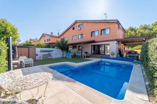 Xalet  Avenida de la dehesa. Chalet pareado con piscina en quijorna