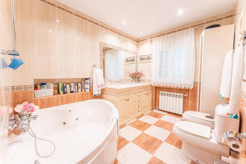 Foto 91acd7b1-b841-4160-b250-08396461469e. Chalet avec cheminée chauffage parking piscine dans Navalcarnero