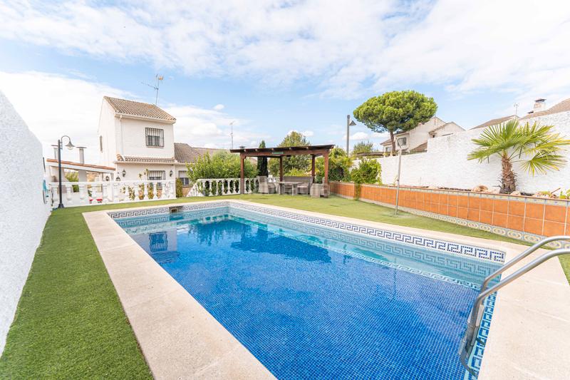 Foto beb7dbcc-f9d9-49d7-828e-7267b4761795. Chalet con camino riscaldamento parcheggio piscina in Navalcarnero