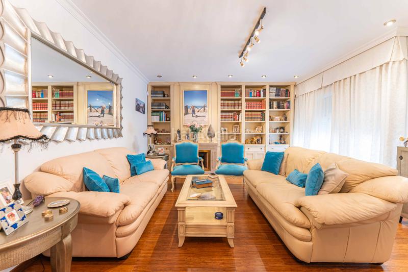 Foto c6fbefb0-ccca-464c-a7a8-4387bd35add4. Xalet amb xemeneia calefacció aparcament piscina a Navalcarnero