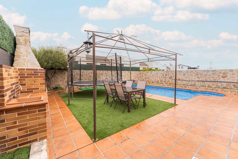 Foto eb63ec03-49a5-4107-9cb8-1ea7513e14c7. Chalet with fireplace heating parking pool in La Cárcaba-El Encinar-Montemolinos Arroyomolinos