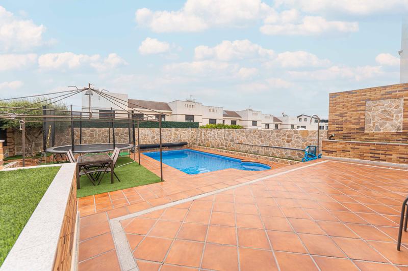 Foto e3ace5d9-956d-40c6-99a5-074385b5e468. Xalet amb xemeneia calefacció aparcament piscina a Arroyomolinos