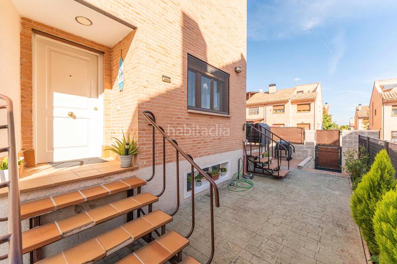 Foto 062a4cc7-ce8a-43b3-9bb6-331c7bd8468f. Casa aparellada amb xemeneia calefacció aparcament piscina a Navalcarnero