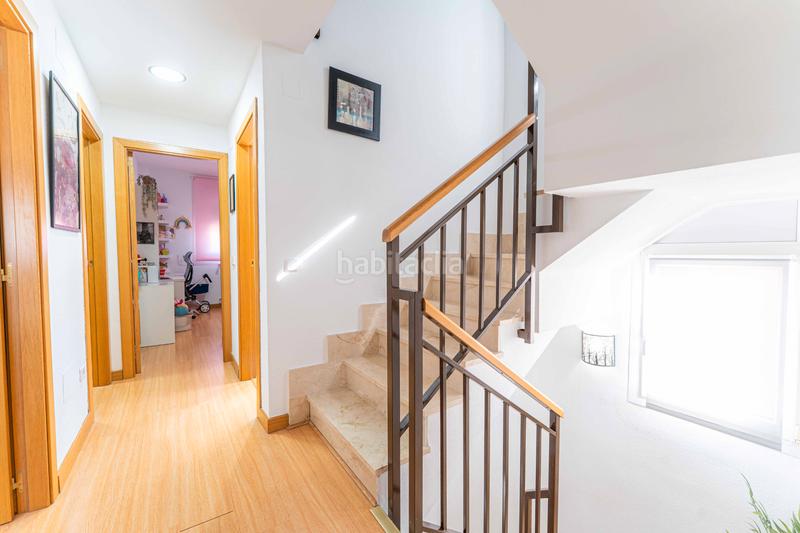 Foto 1de939f7-b1de-4a12-8981-85c27a2efb45. Casa aparellada amb xemeneia calefacció aparcament piscina a Navalcarnero