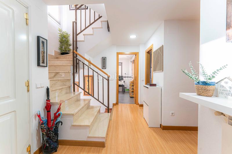 Foto 2c02b0de-43dd-4443-87f1-3f726b896166. Casa aparellada amb xemeneia calefacció aparcament piscina a Navalcarnero