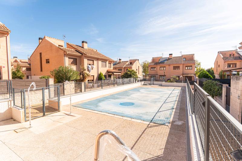 Foto 36d4f27a-cf4e-43f4-9c53-6d0b67544c11. Casa aparellada amb xemeneia calefacció aparcament piscina a Navalcarnero