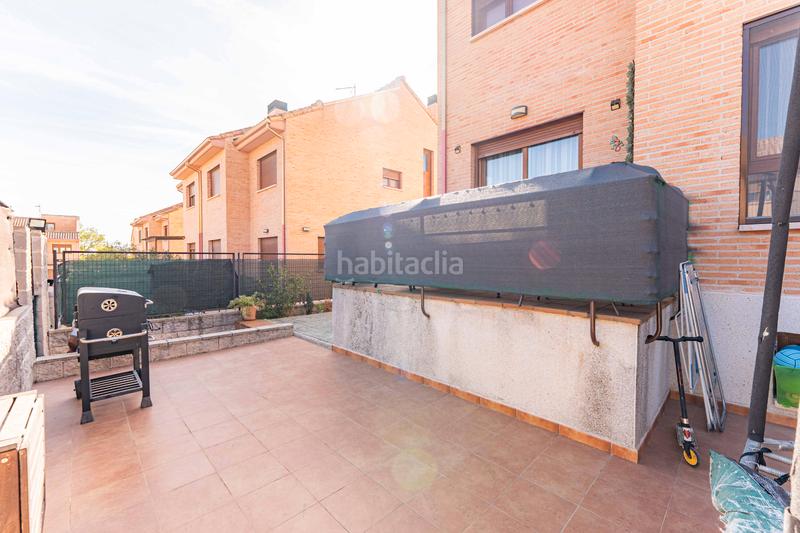 Foto 4d0595a8-c2a6-4839-8447-bdecda209e0a. Casa aparellada amb xemeneia calefacció aparcament piscina a Navalcarnero