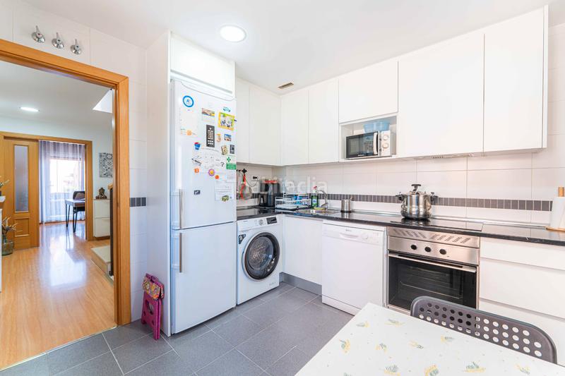 Foto 6e55faef-a31e-412b-8dae-a5dff58293d3. Casa aparellada amb xemeneia calefacció aparcament piscina a Navalcarnero