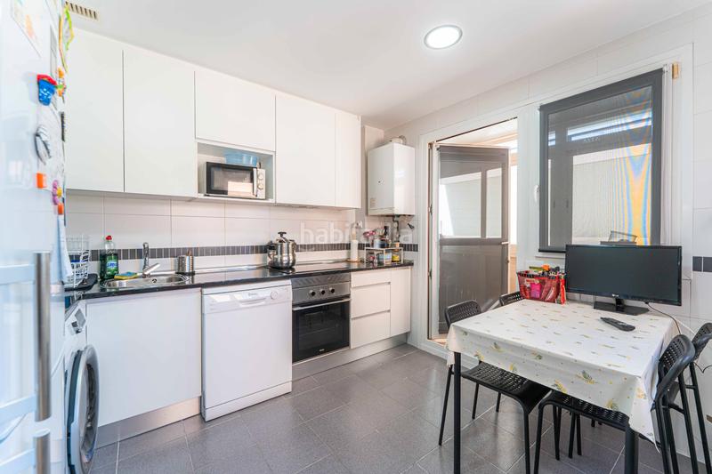 Foto e75abffa-8fae-476d-97bc-22b449d95812. Casa aparellada amb xemeneia calefacció aparcament piscina a Navalcarnero