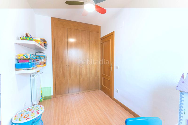 Foto f5f90299-4fea-4285-970c-c59d0246b35d. Casa aparellada amb xemeneia calefacció aparcament piscina a Navalcarnero