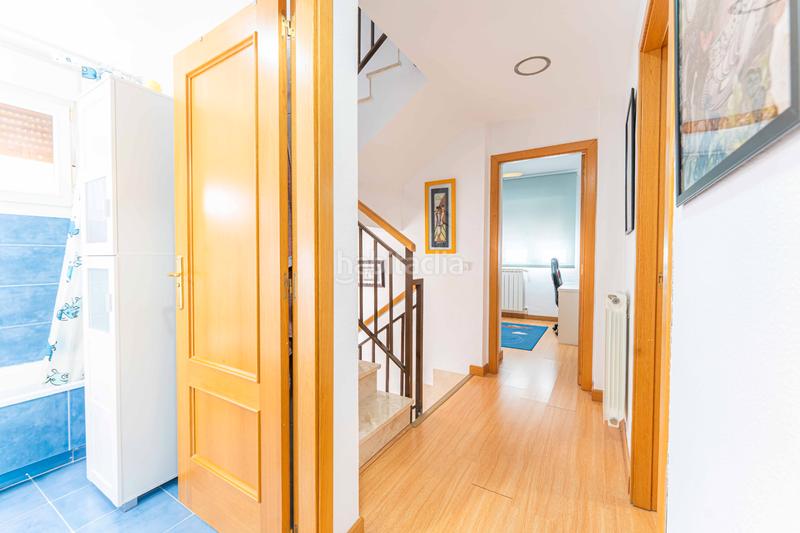 Foto fc2bef43-9c8d-4a0c-9540-35b5e6e5add8. Casa aparellada amb xemeneia calefacció aparcament piscina a Navalcarnero