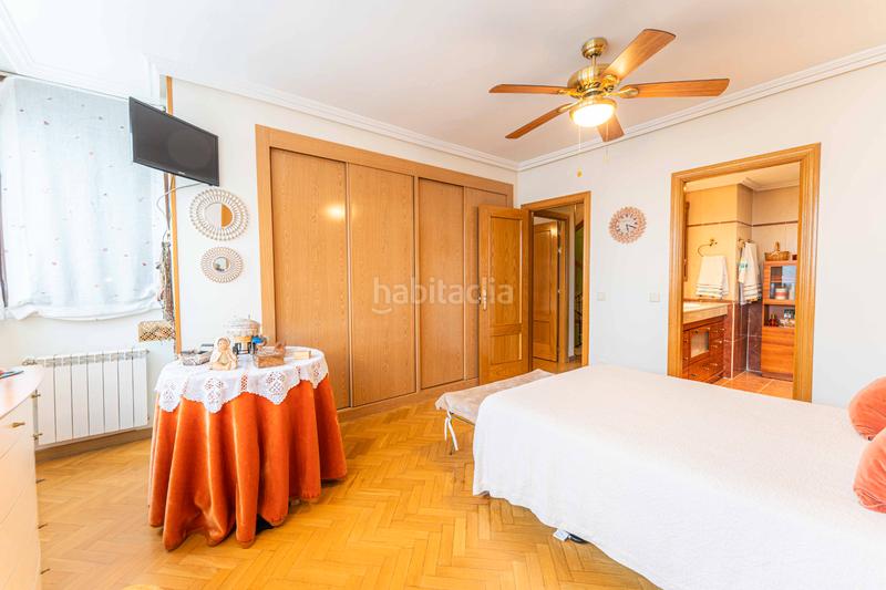 Foto 108d3539-010d-4196-8280-cd6aa2c7ee34. Casa bifamiliare con camino riscaldamento parcheggio piscina in Móstoles