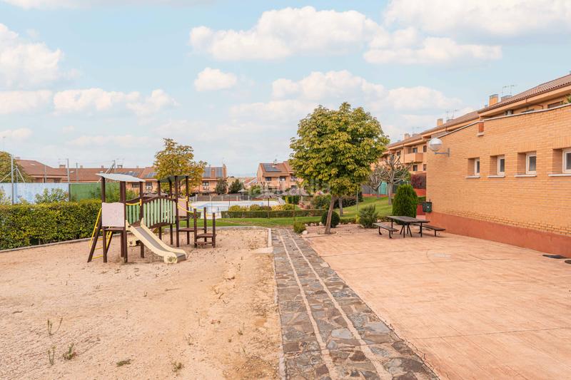 Foto 11fb1fd9-be11-4d49-9535-321aa7751743. Casa bifamiliare con camino riscaldamento parcheggio piscina in Móstoles