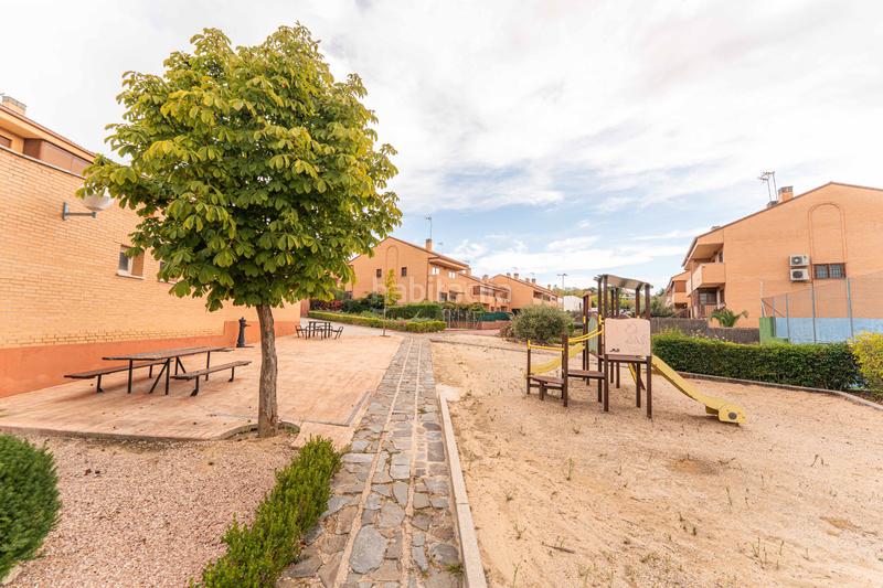 Foto 1df9c3e5-2dbc-4444-8967-38b57f0a1333. Casa bifamiliare con camino riscaldamento parcheggio piscina in Móstoles