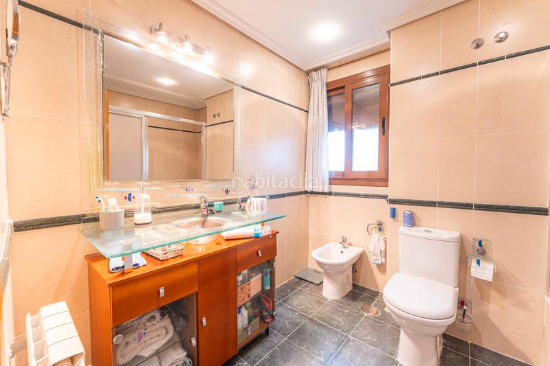 Foto 2dcacf0a-07e2-41bb-9b2d-b34072dbc4a4. Casa bifamiliare con camino riscaldamento parcheggio piscina in Móstoles