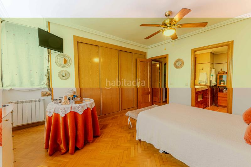 Foto 36085028-ffae-4f76-b728-28d353b892d3. Casa bifamiliare con camino riscaldamento parcheggio piscina in Móstoles