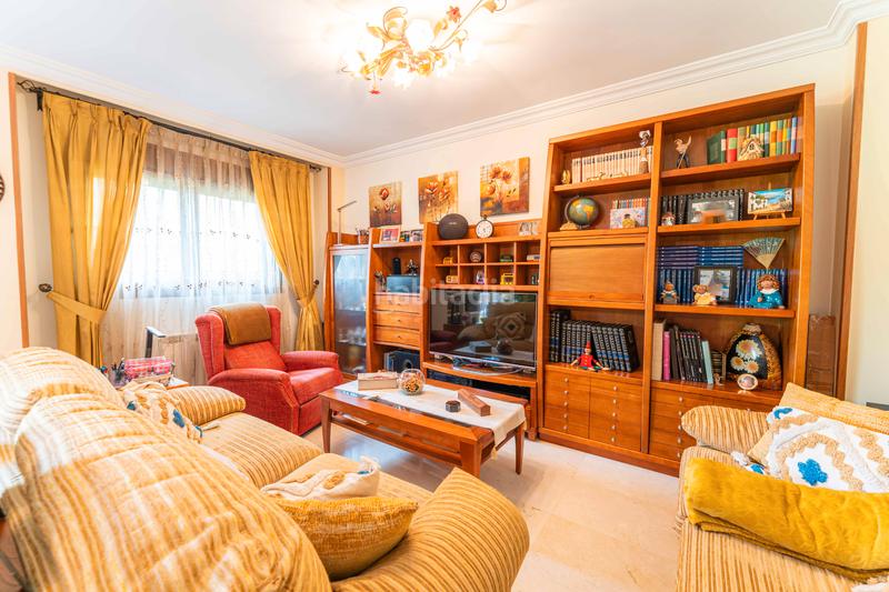 Foto 586ae313-6b82-4793-a8af-bb427e1d2b41. Casa bifamiliare con camino riscaldamento parcheggio piscina in Móstoles