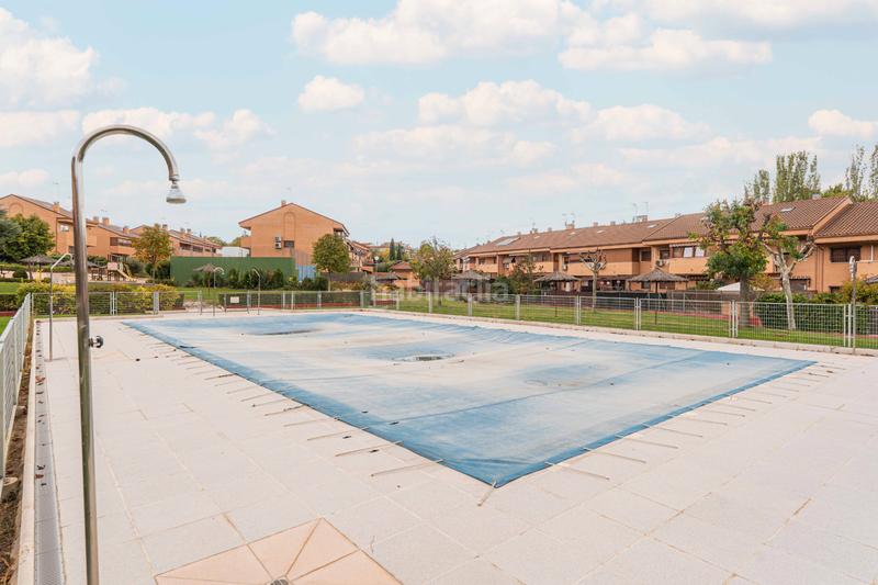 Foto 7c0919bd-a969-4dca-b6a5-ed8c3136e368. Casa bifamiliare con camino riscaldamento parcheggio piscina in Móstoles