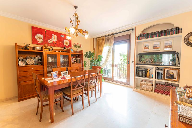 Foto 882817b3-dc67-4fab-b818-c67f45946fe0. Casa bifamiliare con camino riscaldamento parcheggio piscina in Móstoles