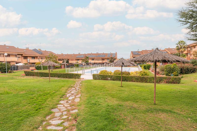 Foto bbb50f77-411a-4759-973f-3a658d5c73dd. Casa bifamiliare con camino riscaldamento parcheggio piscina in Móstoles