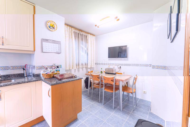 Foto c8f8c759-1275-43d1-91e4-71b39b20b460. Casa bifamiliare con camino riscaldamento parcheggio piscina in Móstoles