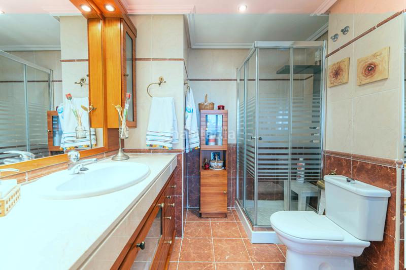 Foto d761a3f3-d19a-4bfb-bed2-fa99ac3197a5. Casa bifamiliare con camino riscaldamento parcheggio piscina in Móstoles