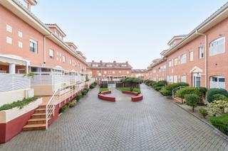 Casa adossada  Avenida villanueva de la cañada. "capital home vende espectacular chalet adosado en casco urbano