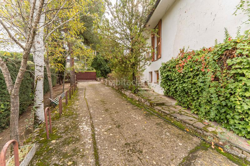 Foto f41e7bc6-f451-4810-8a2b-17387e66509f. Chalet con camino riscaldamento parcheggio piscina in Boadilla del Monte