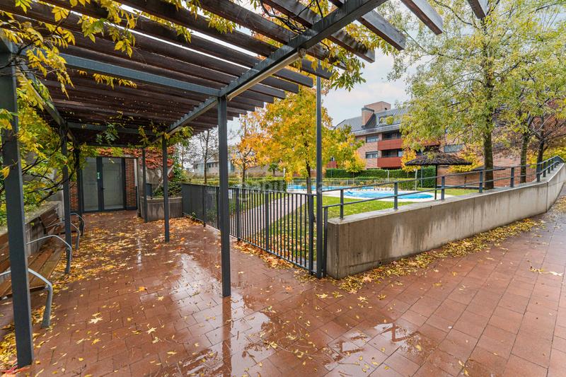 Foto 35a02068-2a50-44c9-96f9-b0a693140f02. Pis amb xemeneia calefacció aparcament piscina a Boadilla del Monte